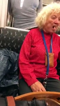 Une mamie joue avec son dentier