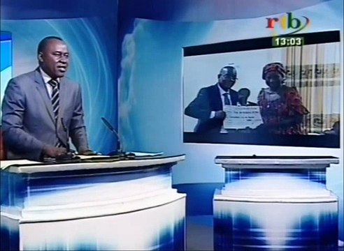 Pour renforcer l’autonomisation de la femme, la Ministre de la femme a remis des chèques d’un montant de 200 millions à 17 associations féminines