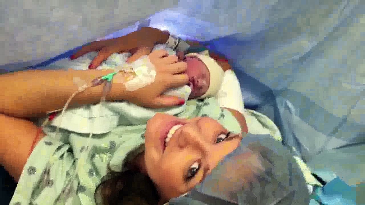 Ils cachent leur grossesse et ébahissent leurs proches avec un bébé surprise à Noël
