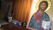 فنان يرسم التعايش المسيحي المسلم في غزة على لوحات من خشب