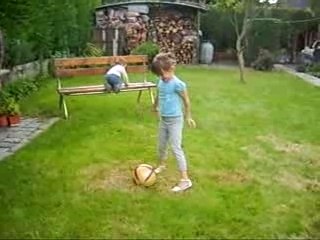 Cousin/cousine dans le jardin