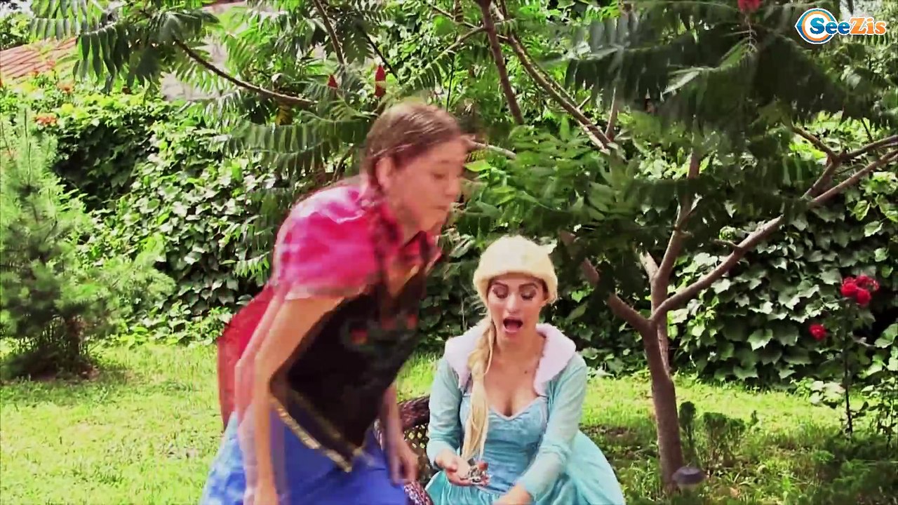 Are Frozen Elsa & Spiderman BREAKING UP? w/ Maleficent Hulk Spidergirl Anna Toys Superhero IRL