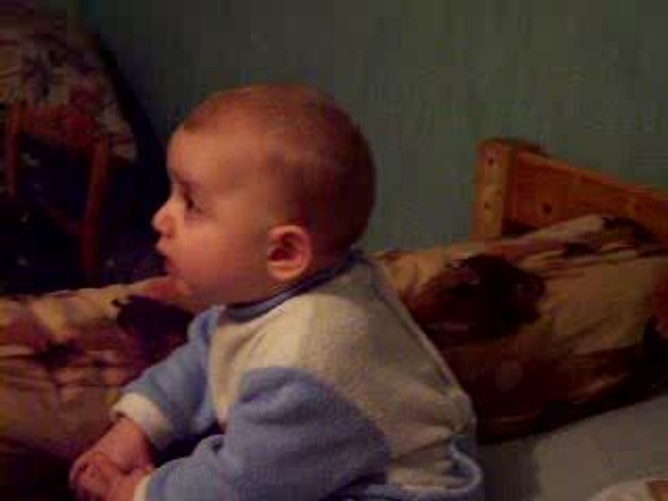 lucas qui tire la langue