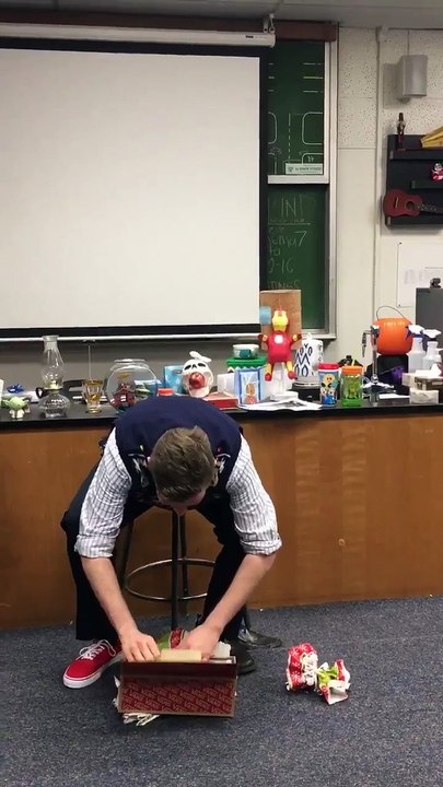 Thầy giáo sung sướng khi được học sinh góp tiền mua tặng giày