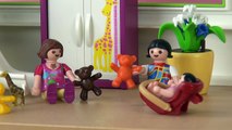 Playmobil Babysitten Lena und Chrissi passen auf Elsa in der Luxusvilla auf