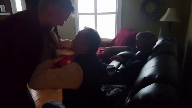 Belle surprise pour ce papa qui reçoit un chiot. Réaction émouvante