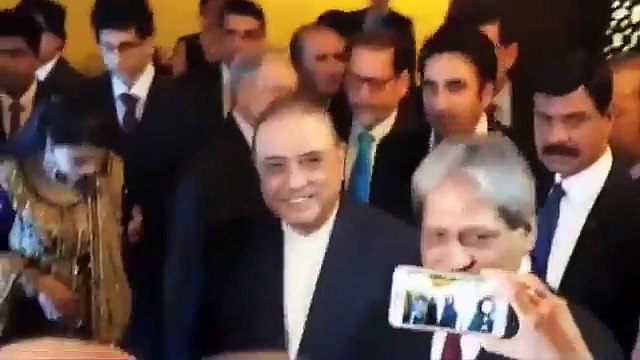 Asif Ali Zardari Flirting With Female Reporter In Dubai