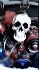 Il a installé une tête de mort sous le capot de sa voiture