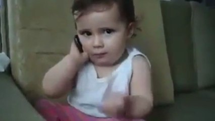 Cette fillette imite son papa à la perfection