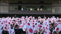 Japaner pilgern in Massen zu Kaiser-Geburtstag