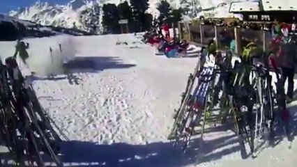 Un skieur arrive trop vite dans la station !