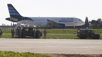 Скачать видео: اختطاف طائرة ليبية على متنها 118 ركبا وتحويل مسارها إلى مالطا