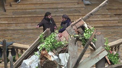 مسيحيون في حلب يحتلفون بعيد الميلاد وسط كنيستهم المدمرة