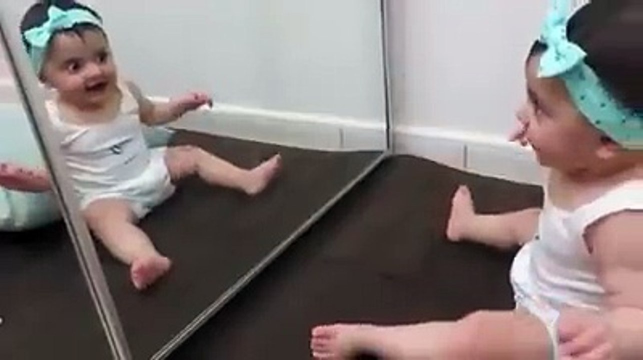Magnifique Bébé  face au miroir