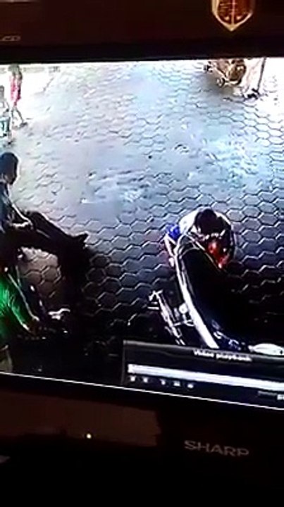 Ce papa va avoir un reflexe incroyable alors qu'une voiture folle fonce sur lui et ses enfants