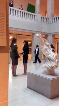 Une demande en mariage dans une galerie d'art à Chicago