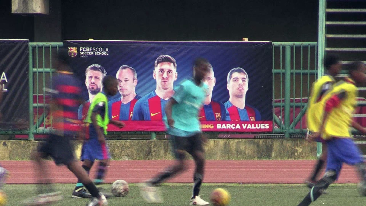 A Lagos, les petits Nigérians rêvent du Barça