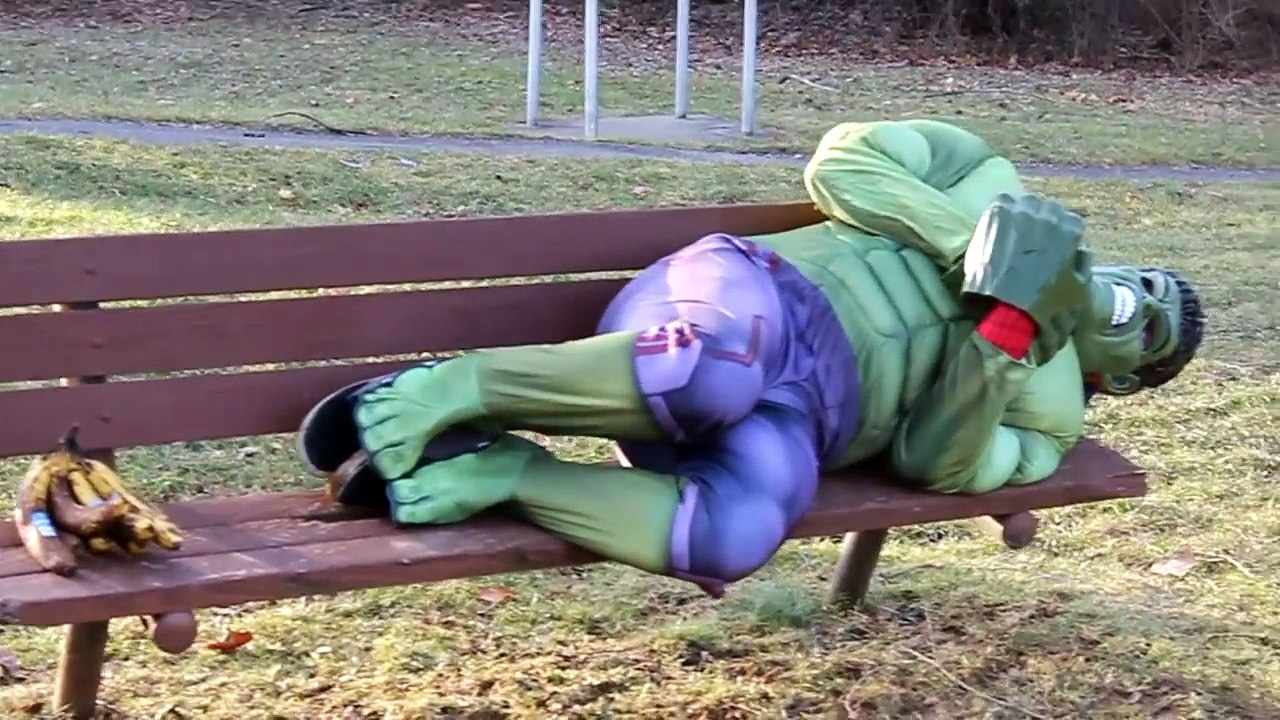 Hulk vs Venom vs Spiderman - Banana Thief! - Superhero Battle Movie In Real Life スパイダーマン-0ywM-rNzixM
