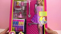 Réfrigérateur Barbie – Inclus du jus dorange, de la crème, des tartes Barbie et beaucoup plus !