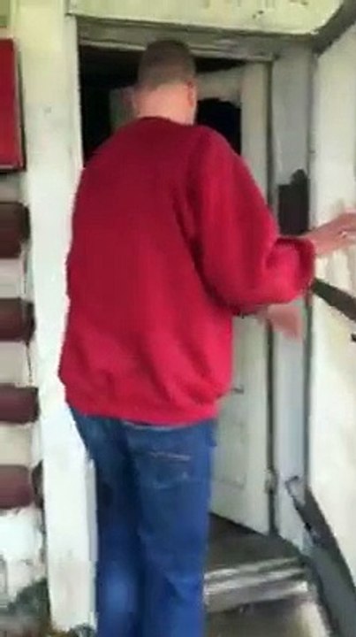 Cet homme est mort seul chez lui, mais le pasteur est sous le choc en dຜ la maison