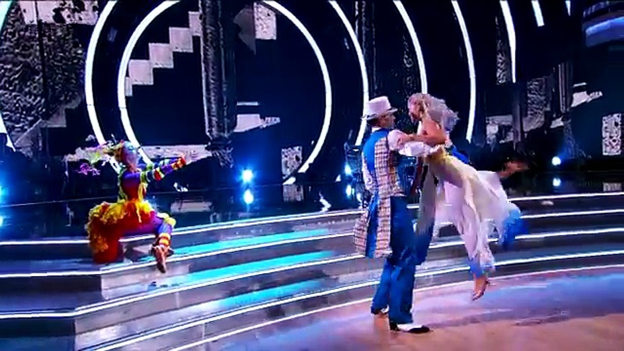 Vanilla Ice & Witney s Waltz - Dancing with the Stars