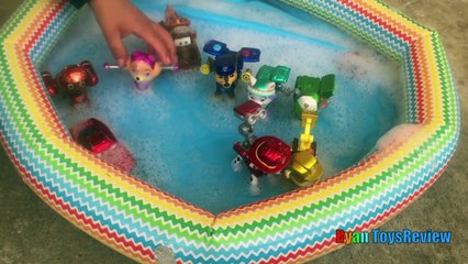 Tải video: Paw Patrol Toys Bath in Bubbles Pool Disney Cars Toys Spiderman Bubbles Makers Ryan ToysReview