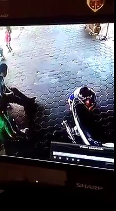 Un papa sauve in extremis la vie de deux enfants