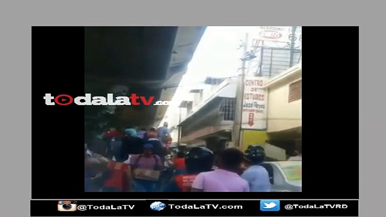 ¡Otro camión saqueado! por un grupo de personas robando cajas navideñas-Noticias SIN-Video