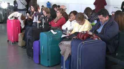 Download Video: Viajeros abarrotan las estaciones de autobús y tren