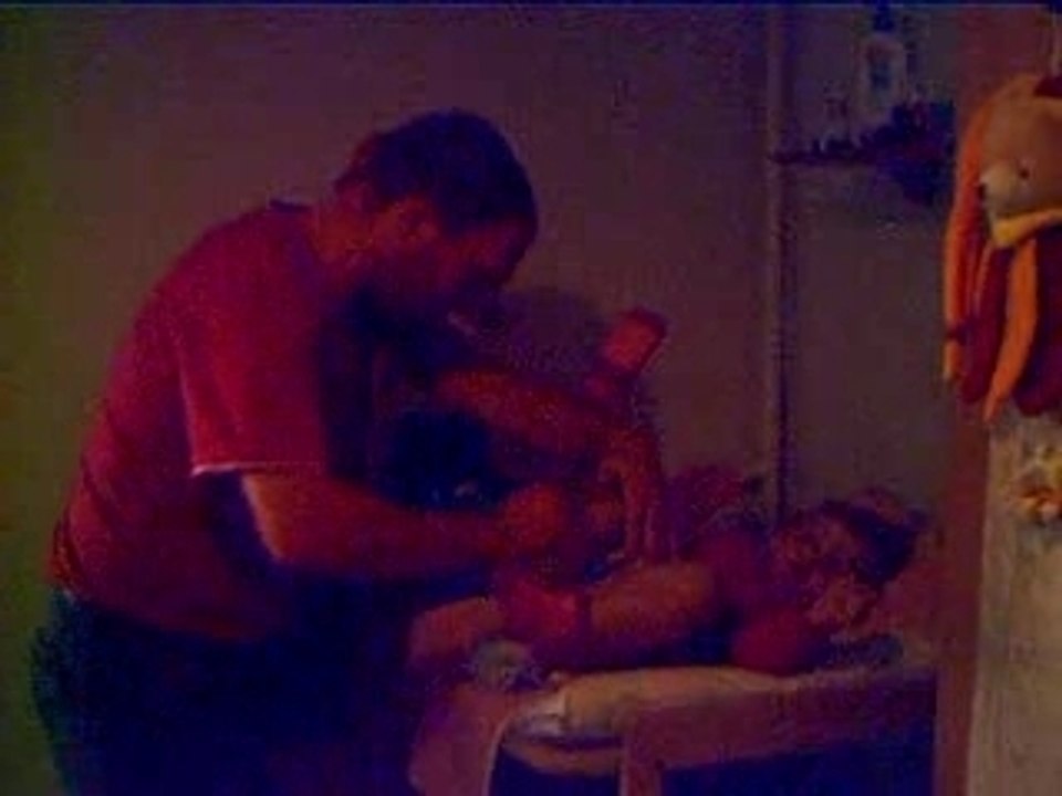 seb qui change la couche