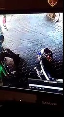 Thaïlande: Un courageux papa sauve in extremis la vie de deux enfants