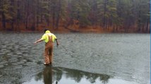 Un homme traverse un lac gelé et manque de se tuer.