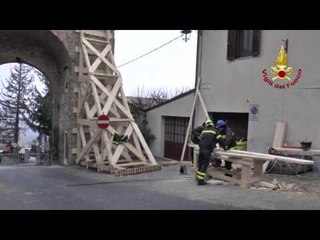 Camerino (MC) - Terremoto, puntellamento Porta Boncompagni (23.12.16)