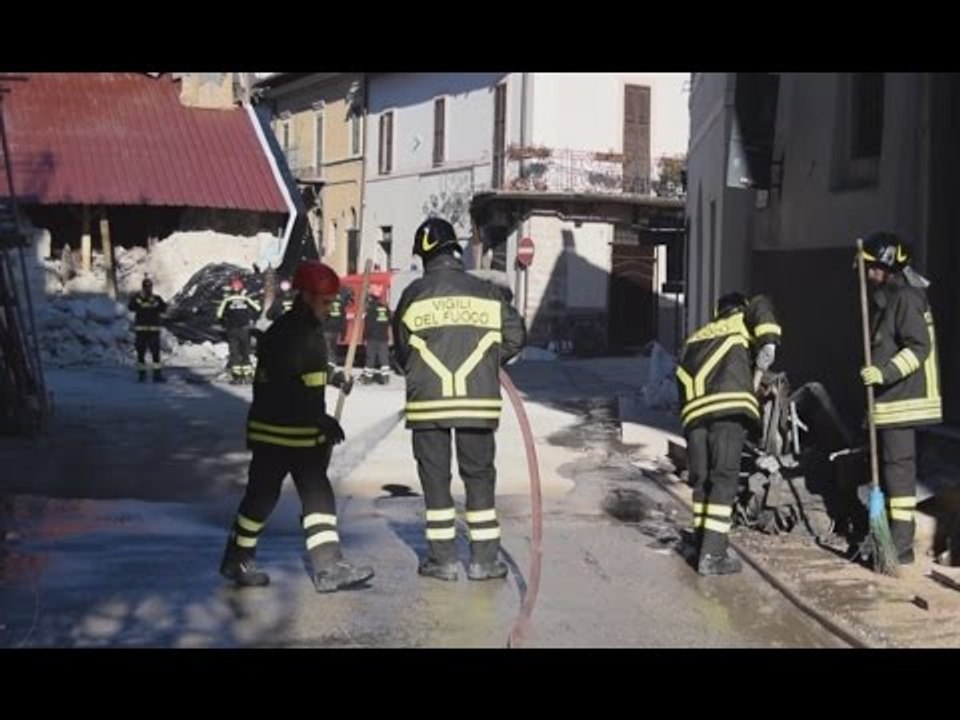 Norcia (PG) - Terremoto, lavaggio strada in via...