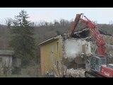 Visso (MC) - Terremoto, demolizione edificio a Villa Sant'Antonio (21.12.16)