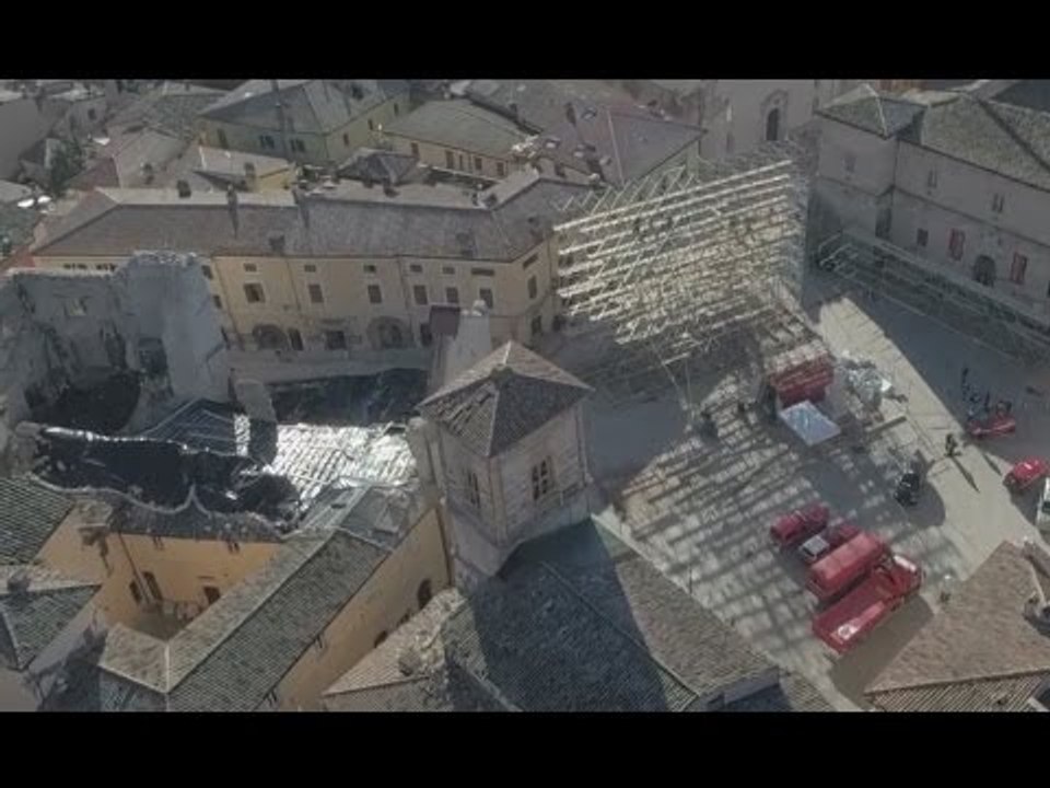 Norcia (PG) - Terremoto, il drone sorvola Piazza San Benedetto (19.12.16)