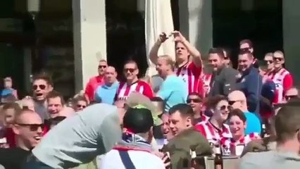 PSV Taraftarı Suriyelilere bozuk para atıyor – DALGA GEÇİYORLAR