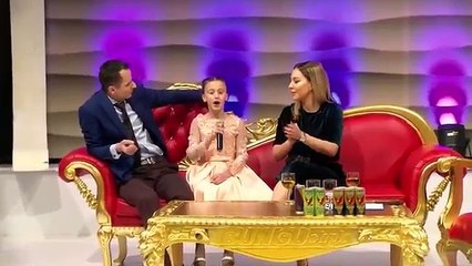 Te lumte se na knaqe,2 here ne dite e degjoj ket kenge,jet te gjate bukuroshja e vogel.﻿