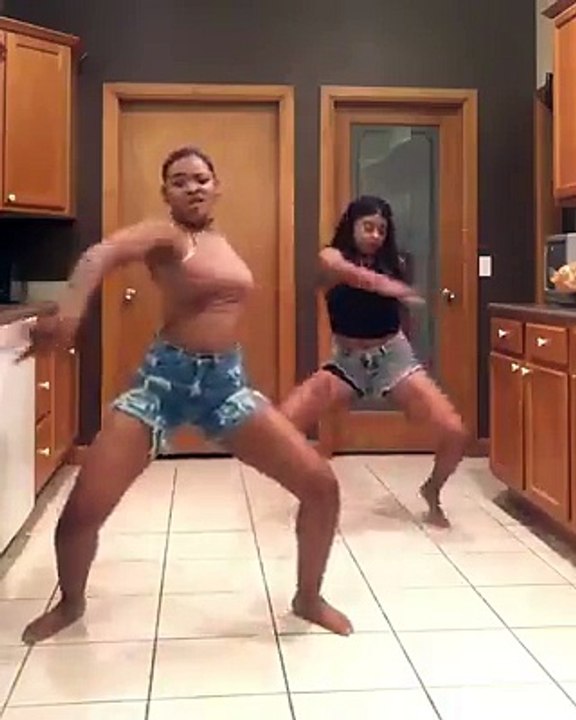 Ces deux filles sont synchronisées comme jamais sur cet excellent ballet