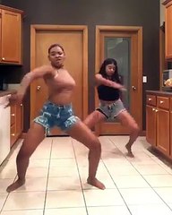 Ces deux filles sont synchronisées comme jamais sur cet excellent ballet