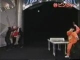 Chinois joue au tennis de table