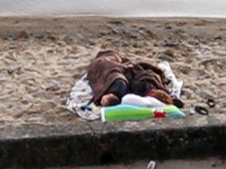 Yverdon a la plage avec Yann sous une couverture mais k avonsss nous fait cet nuit la pour finir la bas lol