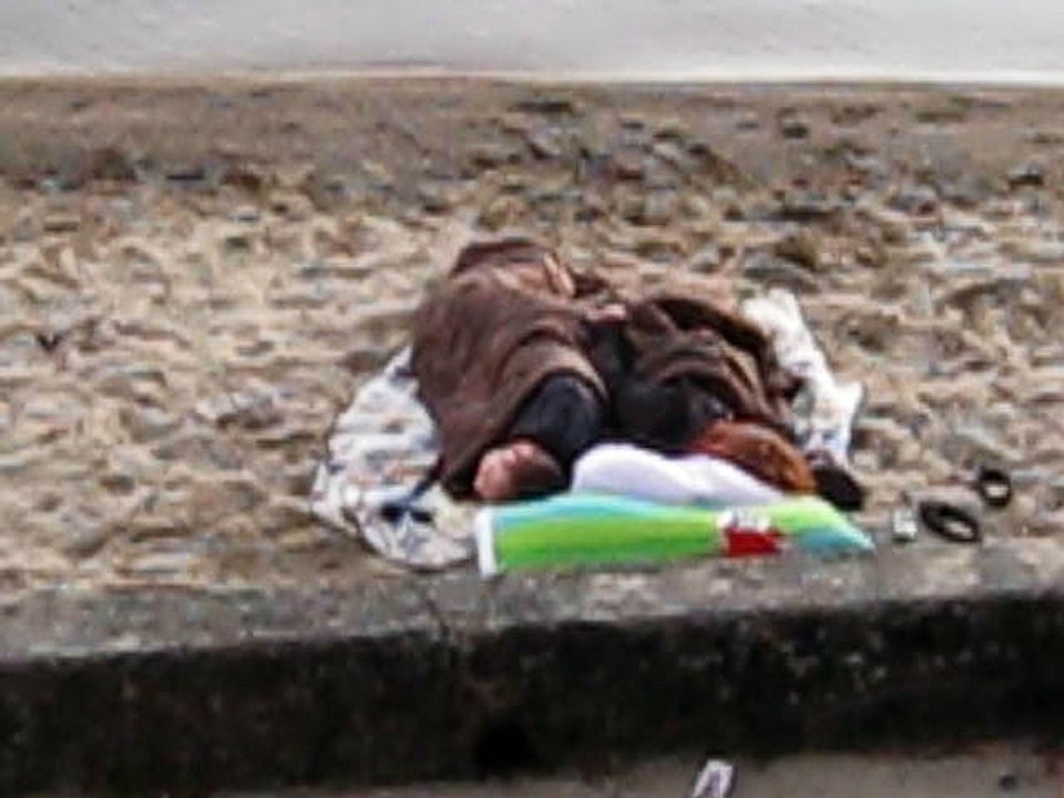 Yverdon a la plage avec Yann sous une couverture mais k avonsss nous fait cet nuit la pour finir la bas lol