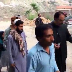 اللہ پاک نے اس بندے کو بہت نوازہ ہے، یہ پر جمعرات کو ایسے ہزاروں لاکھوں روپے غریبوں کی مدد کرتا۔۔۔۔۔۔ اللہ پاک اسے ریا کاری سے بچائے اور اس کی خدمت قبول کرے
