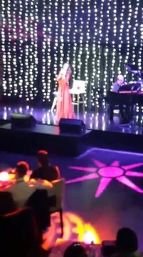 Nuria Fergó: Casino Admiral de San Roque, cantando Volver a comenzar