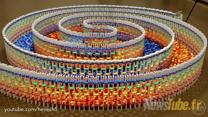 " J'ai passé 25 heures de plus de 8 jours à construire cette énorme structure en spirale triple avec 15,000 dominos."