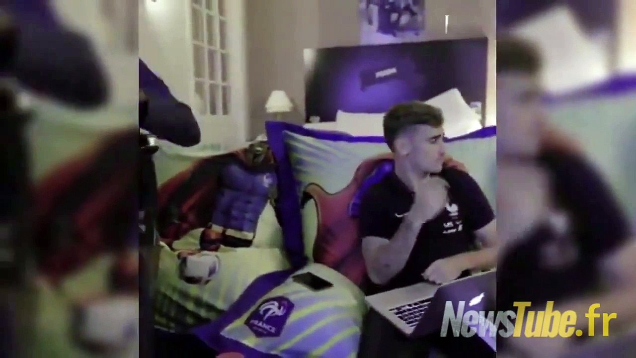 Pogba et Griezmann chante  ensemble.