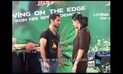 Larki nay Besharmi ki Sari Had par kardi Waqar Zaka Show