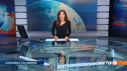 Cette présentatrice a été trahie par la table transparente.