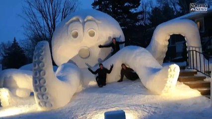 Ils remplissent leur jardin de neige pour sculpter une incroyable pieuvre géante